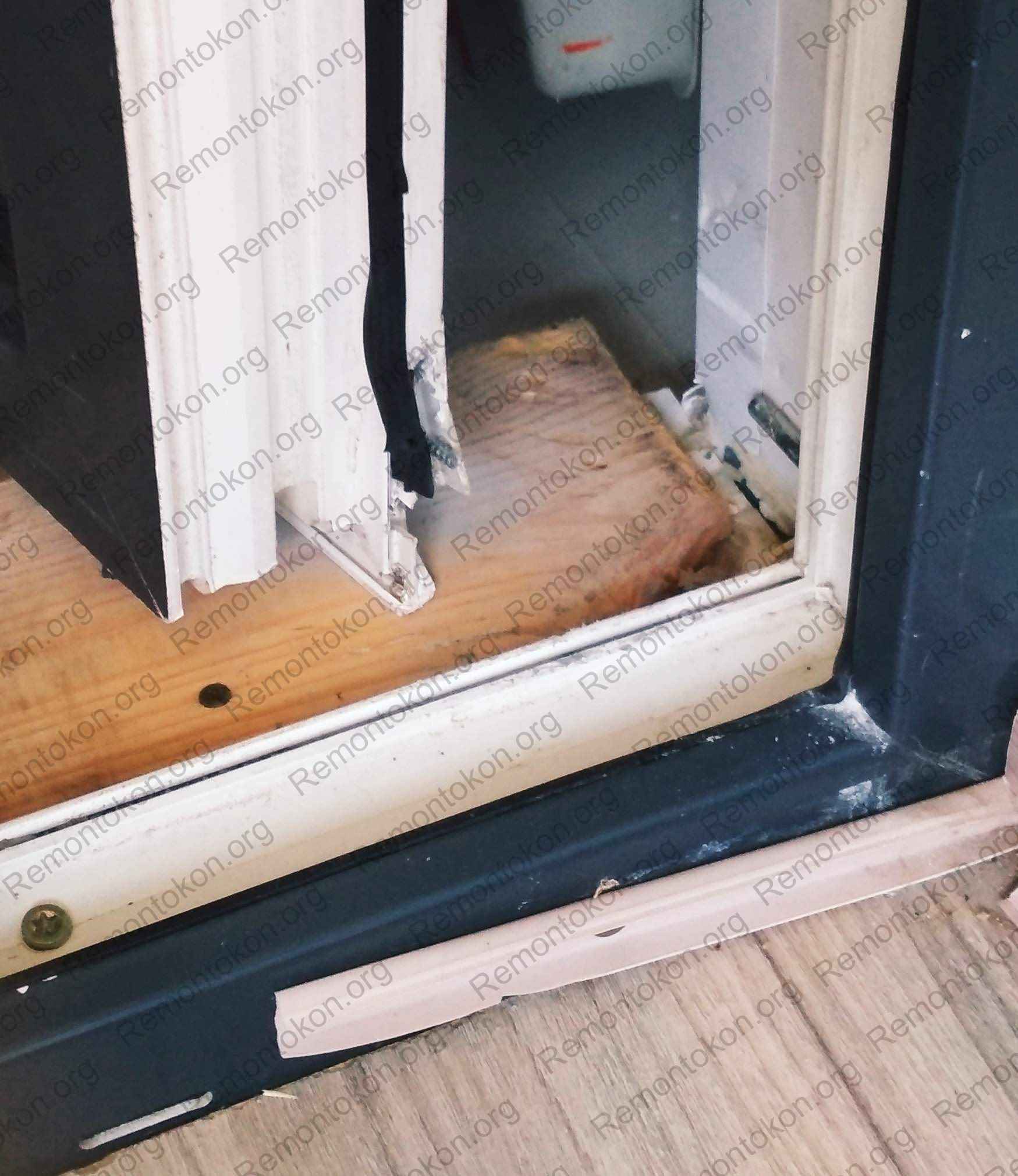 Балконная дверь без порога пластиковая. Разбитая деревянная балконная дверь. Реставрация балконных дверей. Треснул пластиковый порог у балконной двери. Замена пластиковой балконной двери